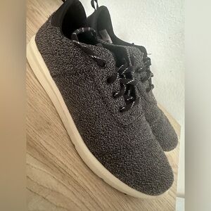 Tom’s men’s size 11